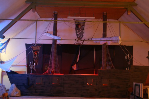 Schiff im Saal